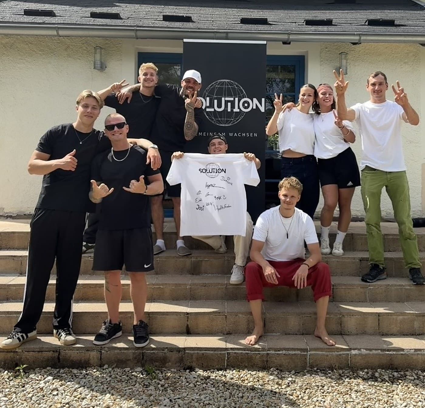 Die ganze Gruppe vor dem Solution-Banner