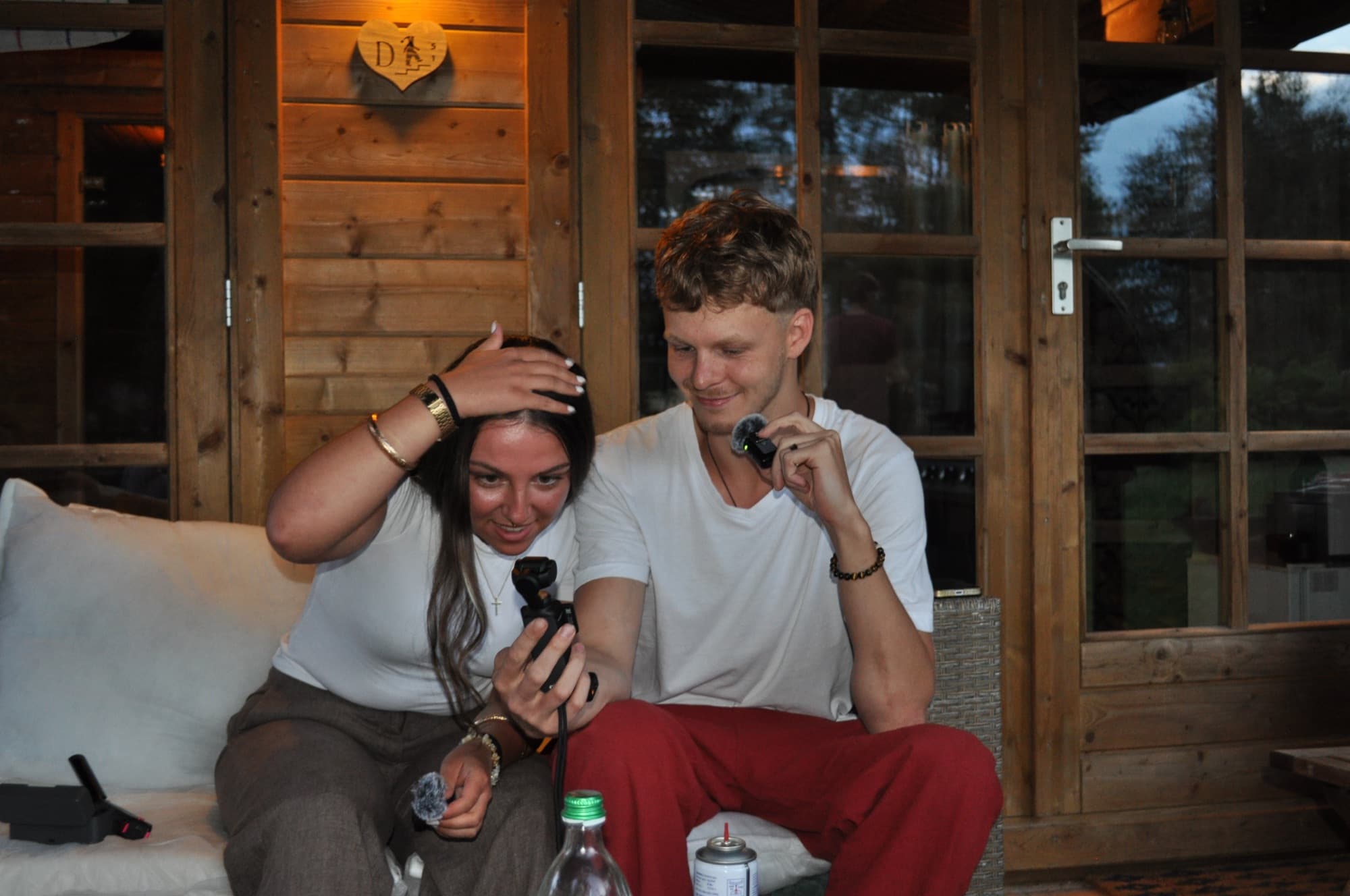 Gloria und Erik nehmen am Abend etwas auf