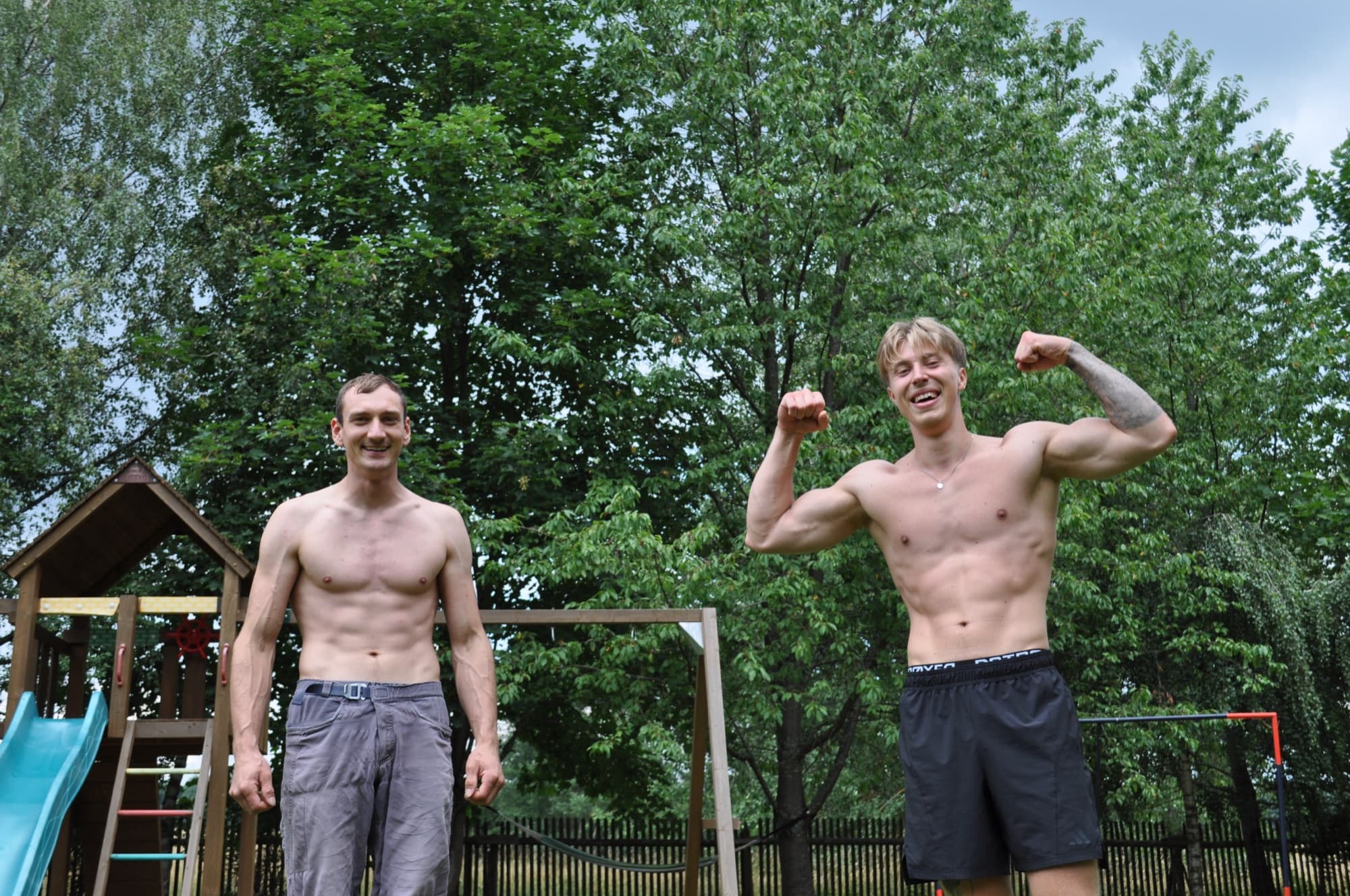 Ulli und Lars posen im Garten